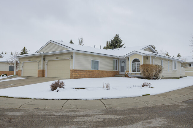 Fairways Villas in Calgary, AB - Building Photo - Primary Photo