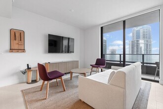 125 NE 6th St in Miami, FL - Building Photo - Building Photo