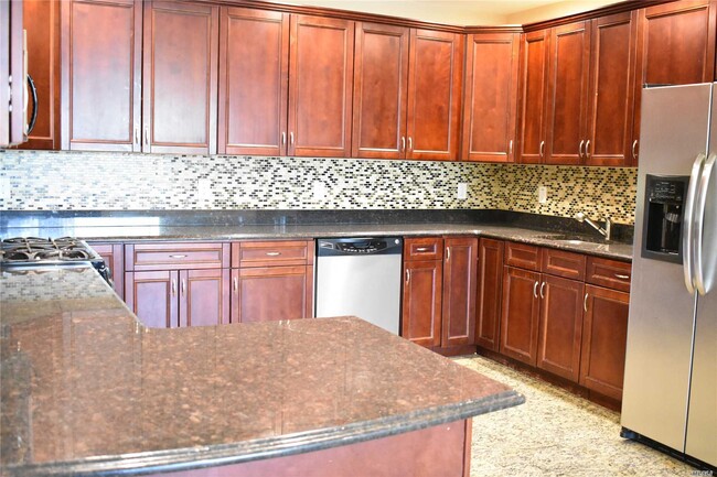 329 Broadway-Unit -F in Bethpage, NY - Foto de edificio - Building Photo