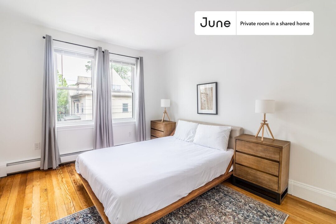 Private bedroom in 7 bed/2 bath Home in Boston, MA - Building Photo