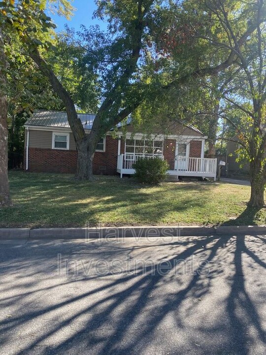 7229 E Castle Dr in Wichita, KS - Foto de edificio