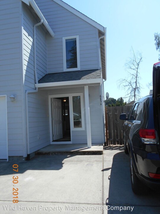 685 W 1st St in Newberg, OR - Foto de edificio