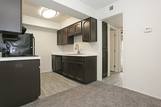 The Beverly III in Glendale, AZ - Building Photo - Interior Photo