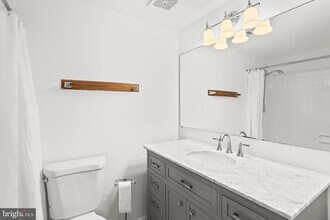 9629 White Acre Rd in Columbia, MD - Foto de edificio - Building Photo