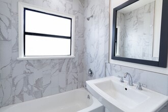 2104 E Florida St, Unit 10 in Long Beach, CA - Building Photo - Building Photo