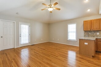 305 Occidental Dr in Holly Springs, NC - Foto de edificio - Building Photo