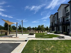 2865 W 69th Ave in Federal Heights, CO - Foto de edificio - Building Photo