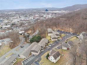 16 Pavilion Ridge Way in Suffern, NY - Building Photo