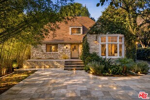 2633 N Commonwealth Ave in Los Angeles, CA - Building Photo