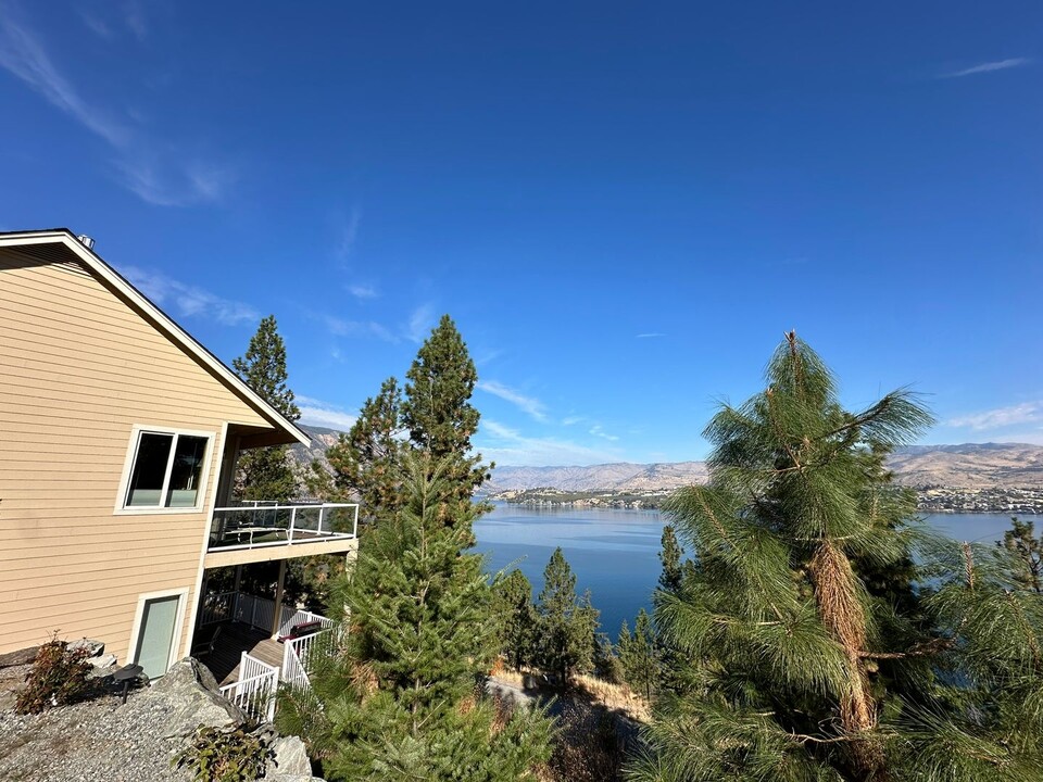 7371 Ridgeview Dr in Chelan, WA - Building Photo