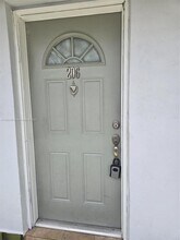 1351 NE 191st St in Miami, FL - Building Photo - Building Photo