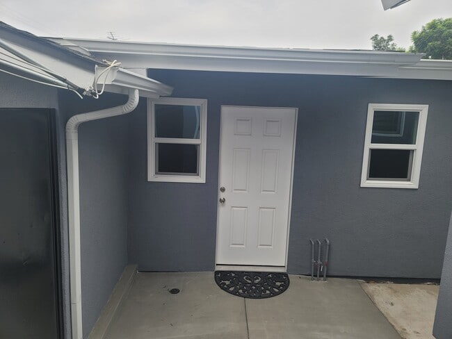 1207 N Fries Ave, Unit 1 207 in Wilmington, CA - Building Photo - Building Photo