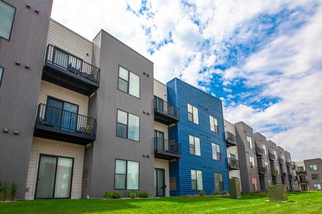 Courtyard at Cobblestone Park in Sturtevant, WI - Foto de edificio - Building Photo