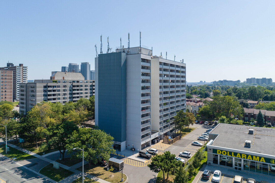 Tam O'Shanter Towers in Toronto, ON - Building Photo