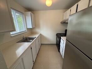 9626 SE Foster Rd in Portland, OR - Building Photo - Building Photo