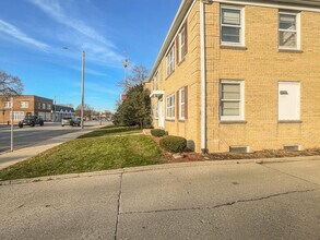 6920 W Center St in Milwaukee, WI - Building Photo - Building Photo