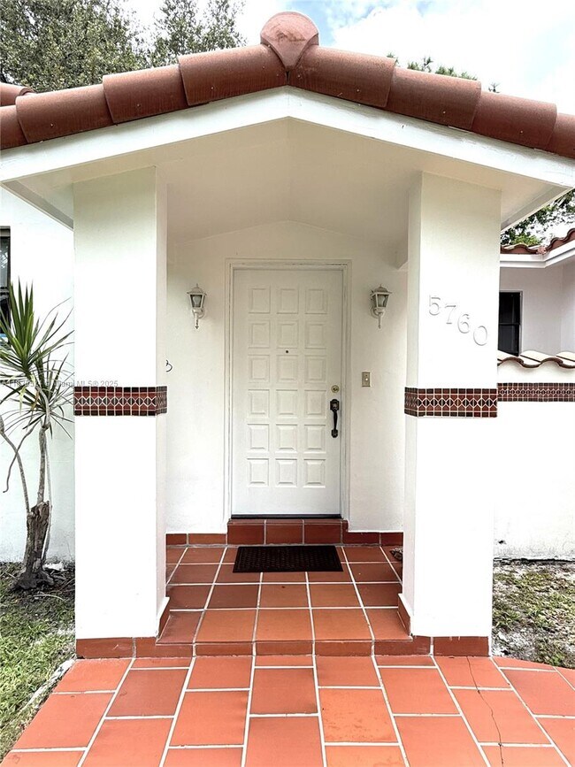 5760 SW 55th St in Miami, FL - Building Photo - Building Photo