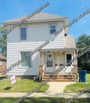 128 S Jackson St in Crown Point, IN - Building Photo