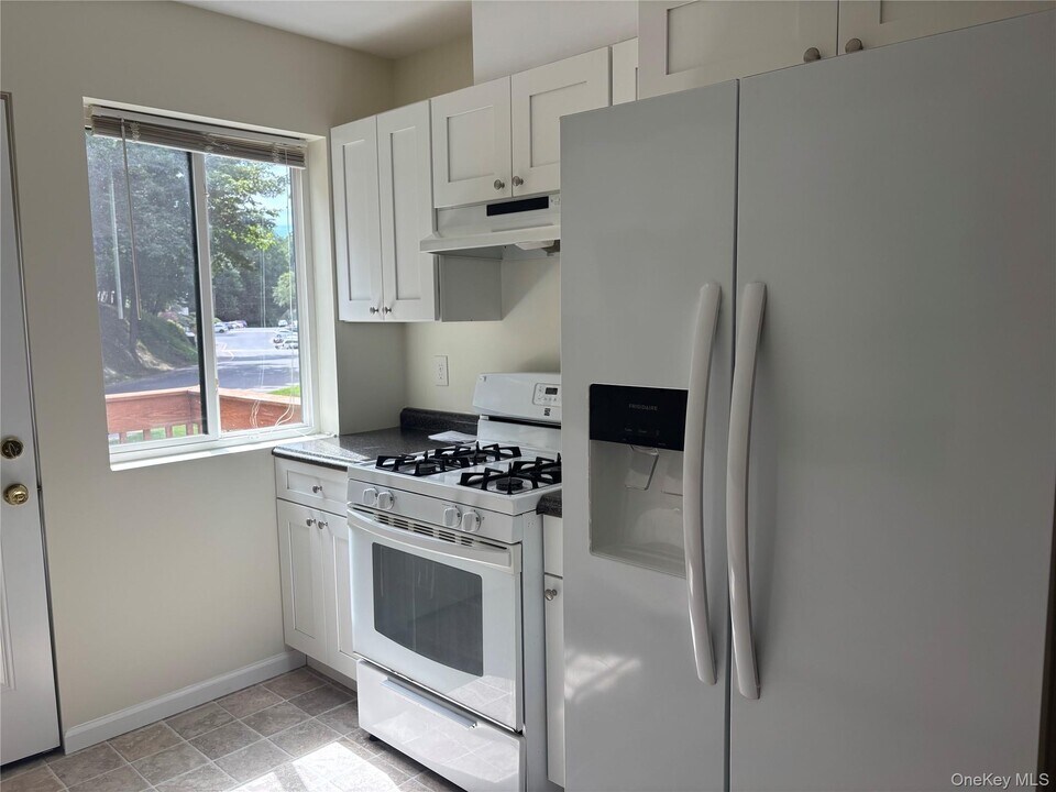 3 Hook Rd in Poughkeepsie, NY - Building Photo