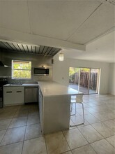 7132 NW 169th St in Hialeah, FL - Foto de edificio - Building Photo