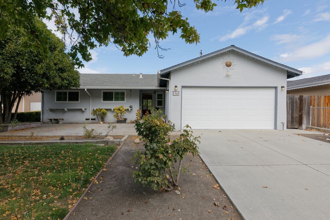 2365 Cabrillo Ave in Santa Clara, CA - Building Photo