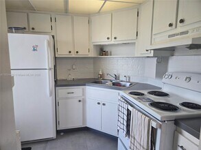1021 Crystal Lake Dr in Pompano Beach, FL - Building Photo - Building Photo