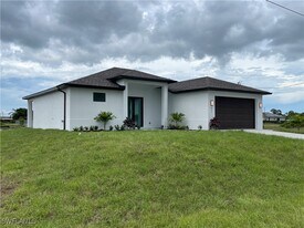 821 Newell St E in Lehigh Acres, FL - Building Photo