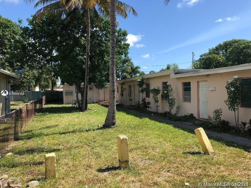 817 NW 10th St-Unit -1-4 in Hallandale Beach, FL - Building Photo