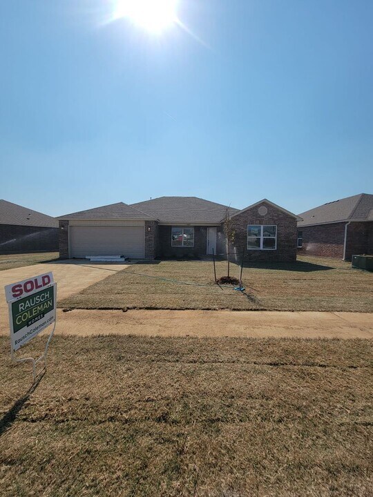 1407 E Honolulu Pl in Broken Arrow, OK - Building Photo