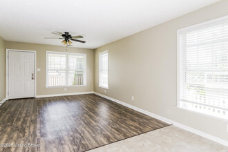 6607 Glastonburg Ln in Louisville, KY - Building Photo - Building Photo