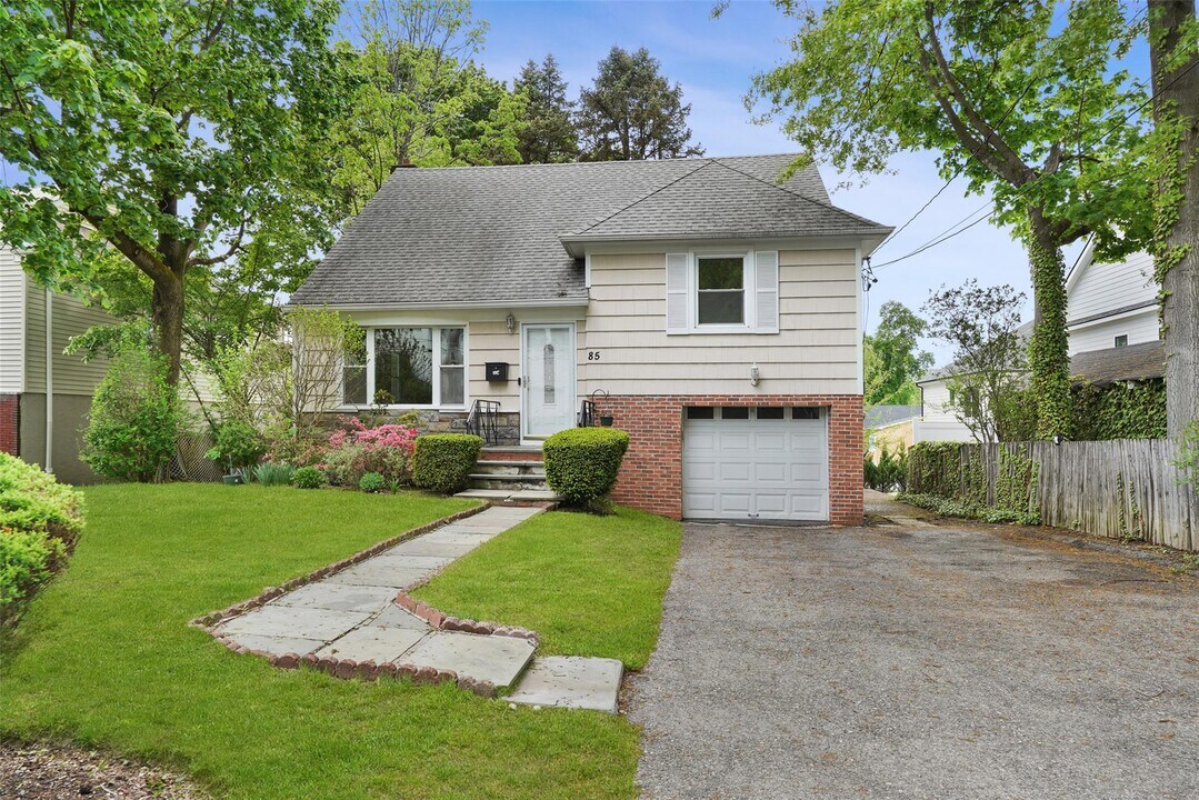 85 Ewart St in Scarsdale, NY - Building Photo