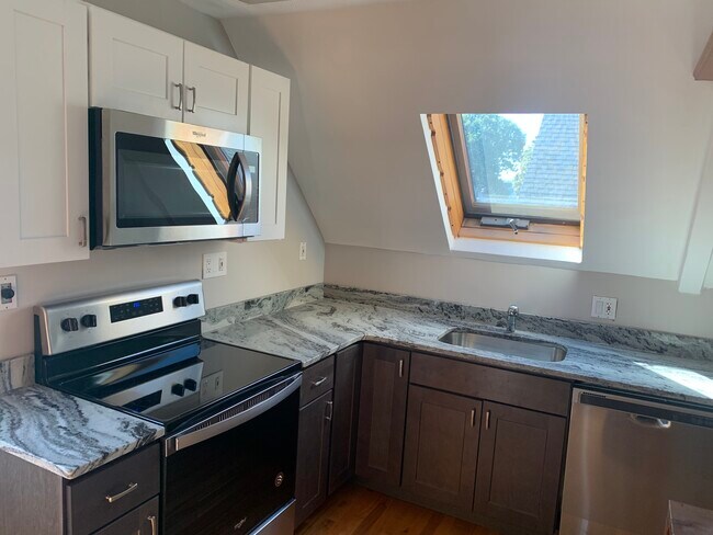 81 Litchfield St, Unit 1 in Boston, MA - Foto de edificio - Building Photo