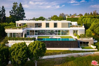 642 Perugia Way in Los Angeles, CA - Foto de edificio - Building Photo