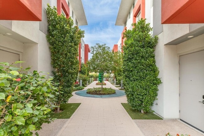 16510 N 92nd St in Scottsdale, AZ - Foto de edificio - Building Photo