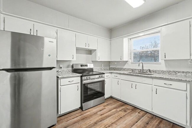 704 W Oak St in Rogers, AR - Building Photo - Building Photo