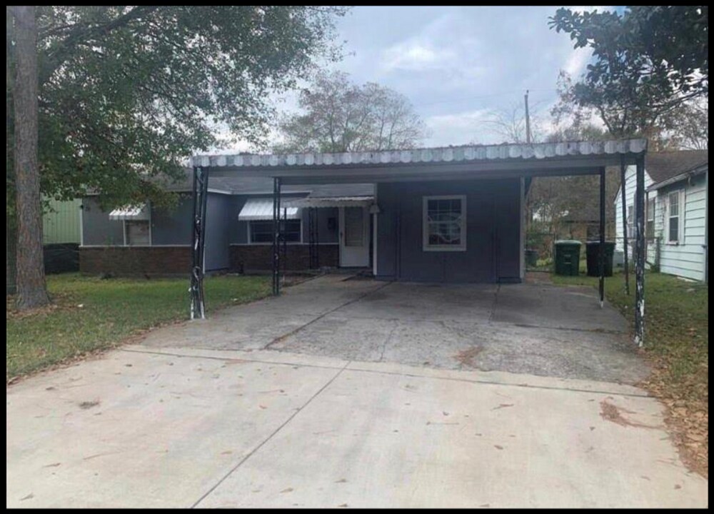 10106 Sierra Dr in Houston, TX - Building Photo