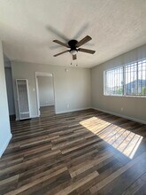 7800 S Hoover St in Los Angeles, CA - Foto de edificio - Building Photo