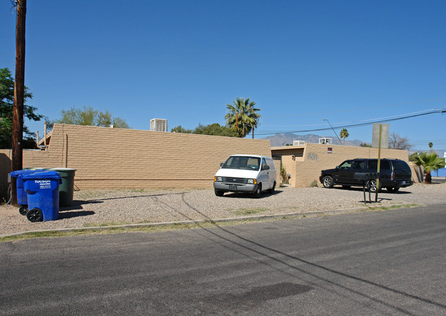 3451 N Flowing Wells Rd in Tucson, AZ - Foto de edificio - Building Photo