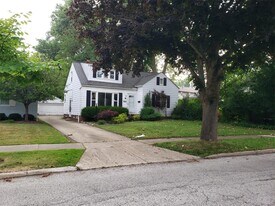 24107 E Baintree Rd in Beachwood, OH - Building Photo