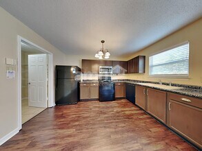 24 Winterwood Dr in Greenwood, IN - Foto de edificio - Building Photo