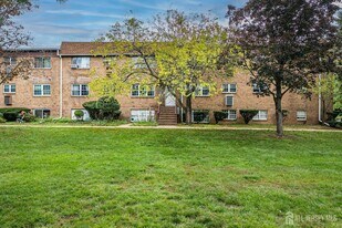 60 College Dr in Edison, NJ - Building Photo