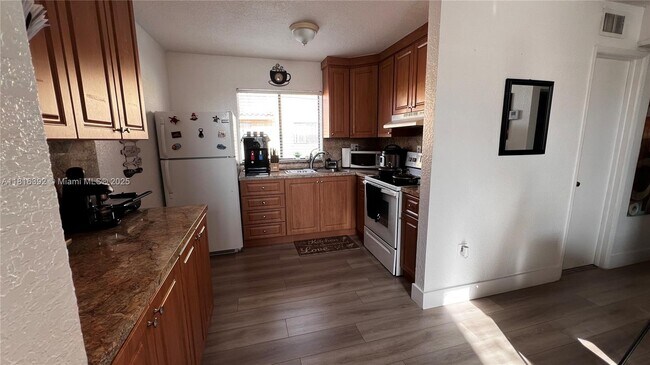 2760 W 61st Pl in Hialeah, FL - Building Photo - Building Photo