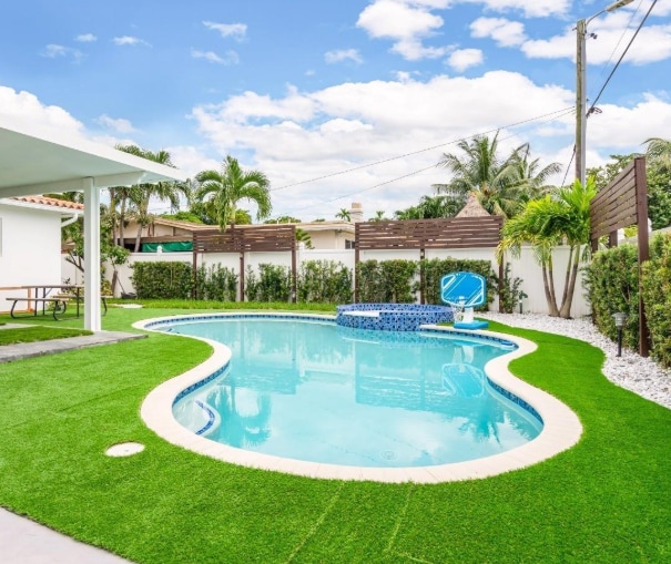property at 1040 N Royal Poinciana Blvd
