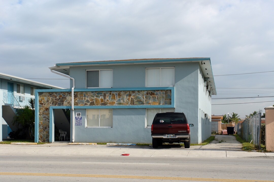 49 E 9th St in Hialeah, FL - Building Photo