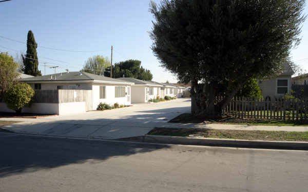 Cypress Garden in Lomita, CA - Foto de edificio