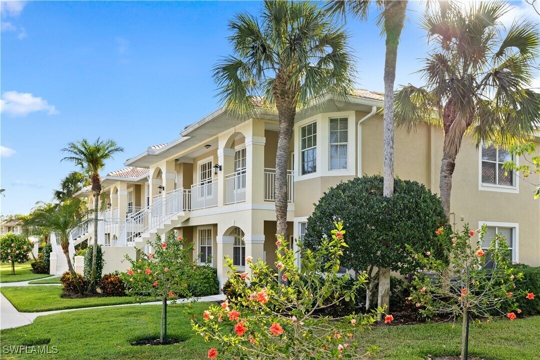 2290 Carrington Ct in Naples, FL - Building Photo