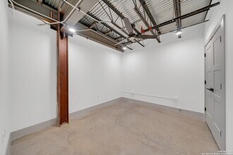 215 Coca-Cola Pl in San Antonio, TX - Foto de edificio - Building Photo