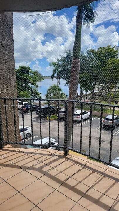 5199 NW 7th St in Miami, FL - Building Photo