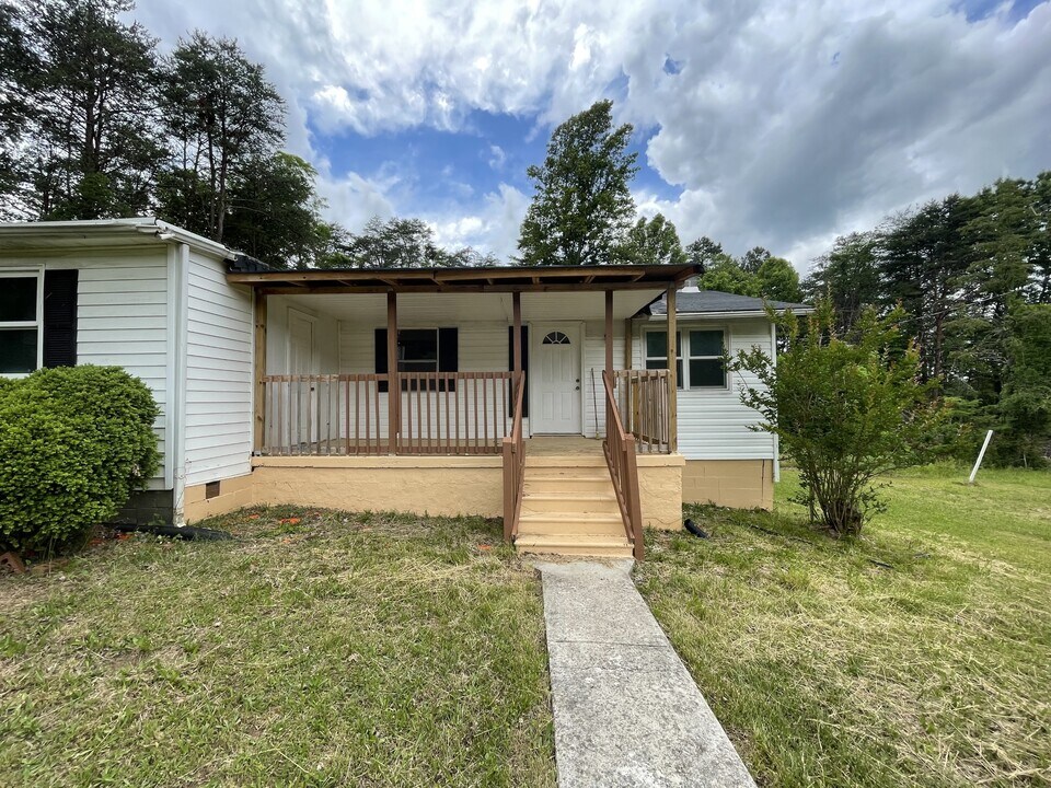 1165 Hawkins Rd in Evington, VA - Foto de edificio