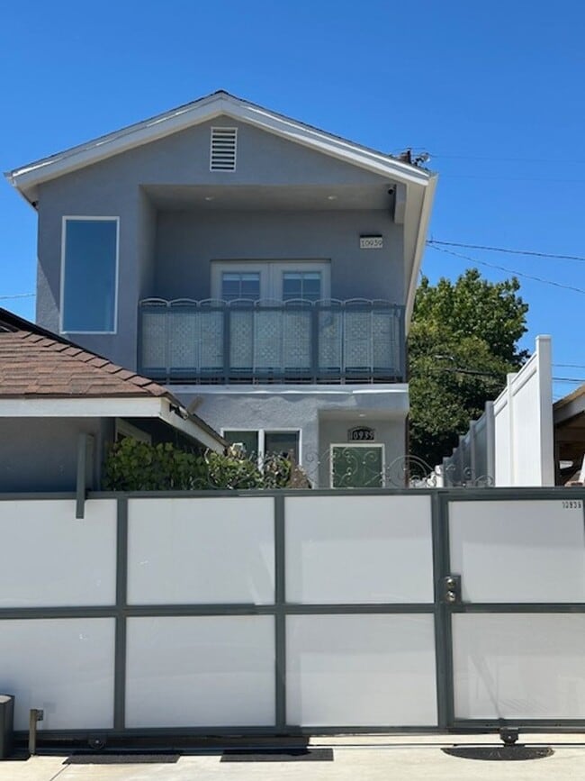 property at 10939 Whitaker Ave